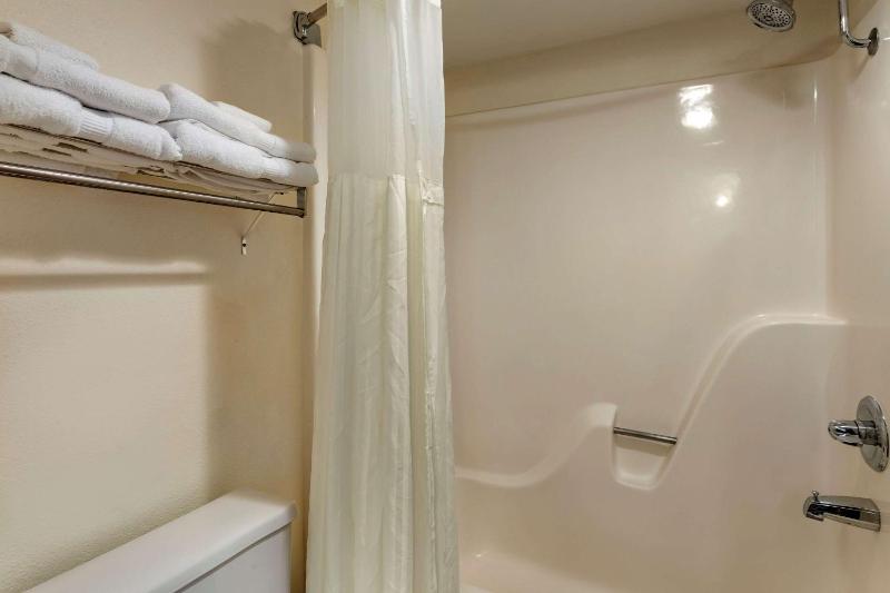 Queen Room with Two Queen Beds  - Non-Smoking image 2