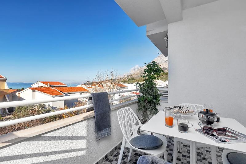 One-Bedroom Apartment with two balconies image 3