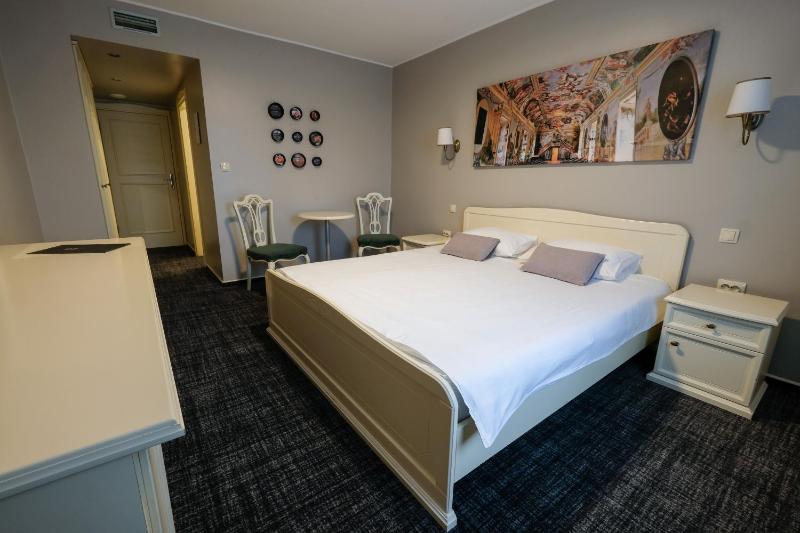 Classic Double or Twin Room image 3