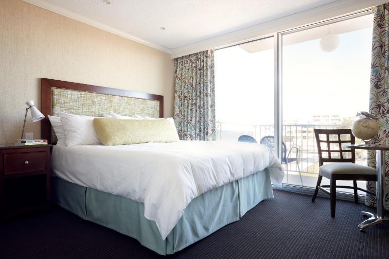 Standard King Room image 2