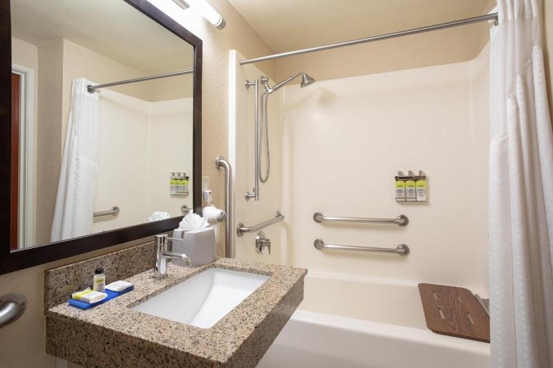 Standard King Room with Mobility Accessible Tub image 1
