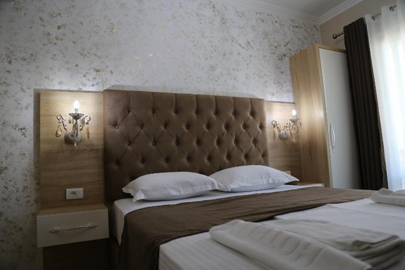 Double Room with Balcony image 4