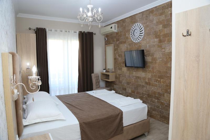 Double Room with Balcony image 3