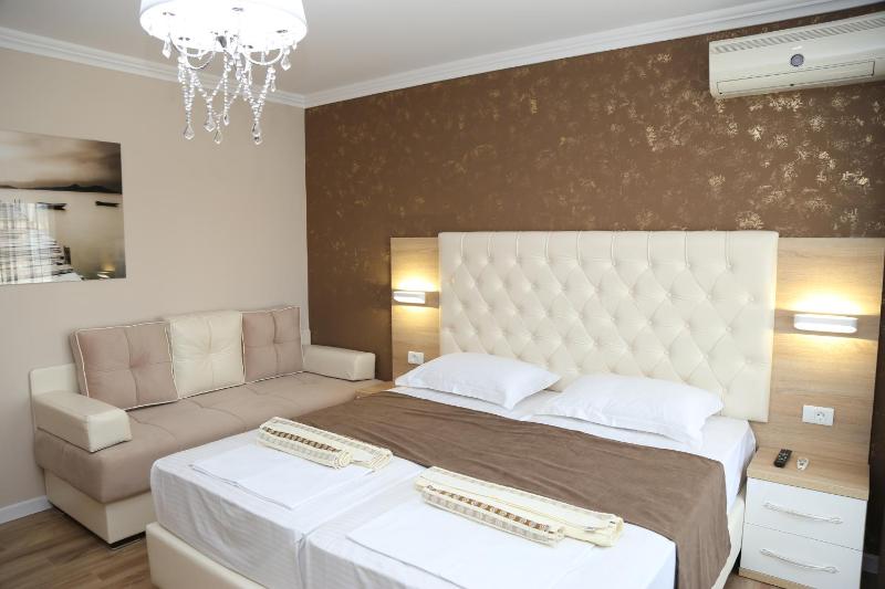 Triple Room with Balcony image 4