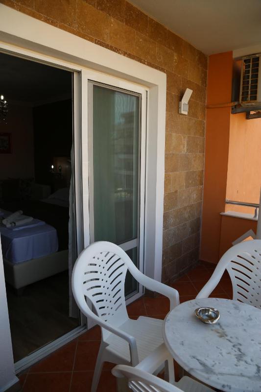 Triple Room with Balcony image 2