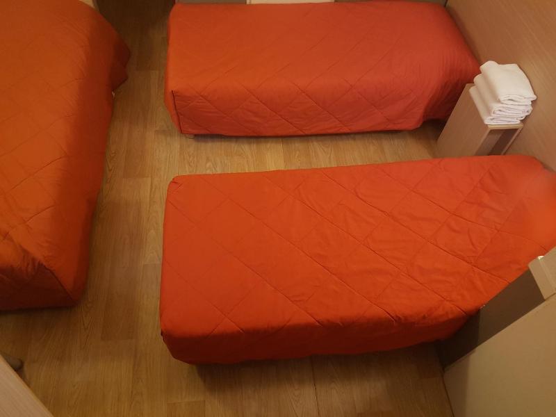 Triple Room with 3 Single Beds image 2