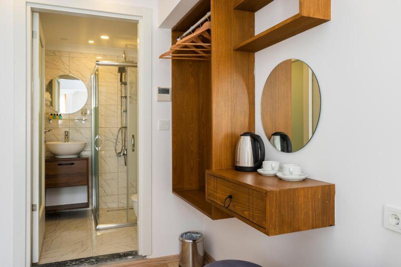 Deluxe Triple Room image 3