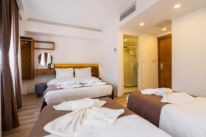 Deluxe Triple Room image 4