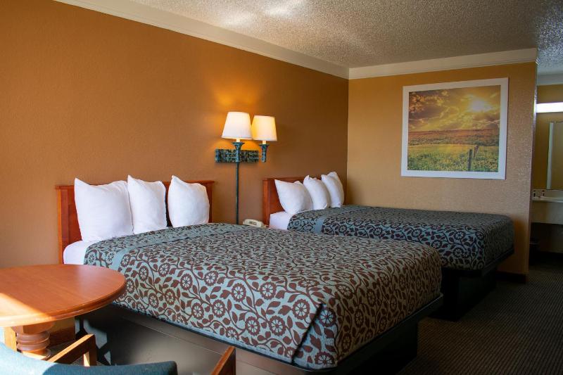 Double Room with Two Double Beds - Smoking image 3
