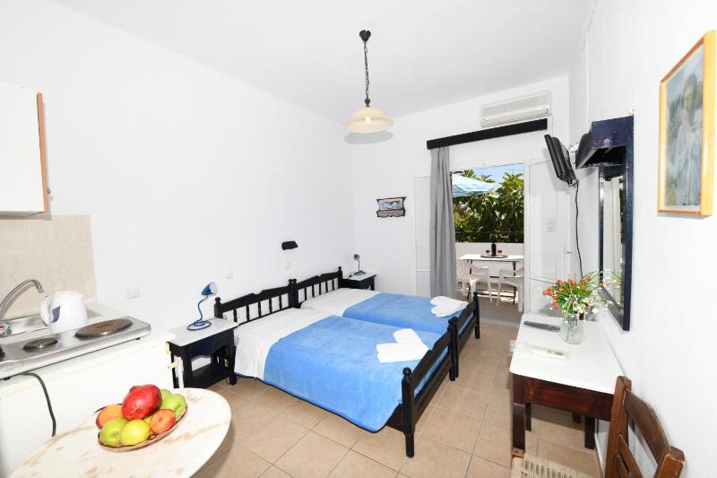 Double Room with Balcony image 4