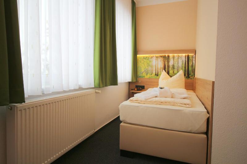 Single Room image 3