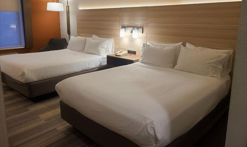Standard Queen Room with Two Queen Beds image 3