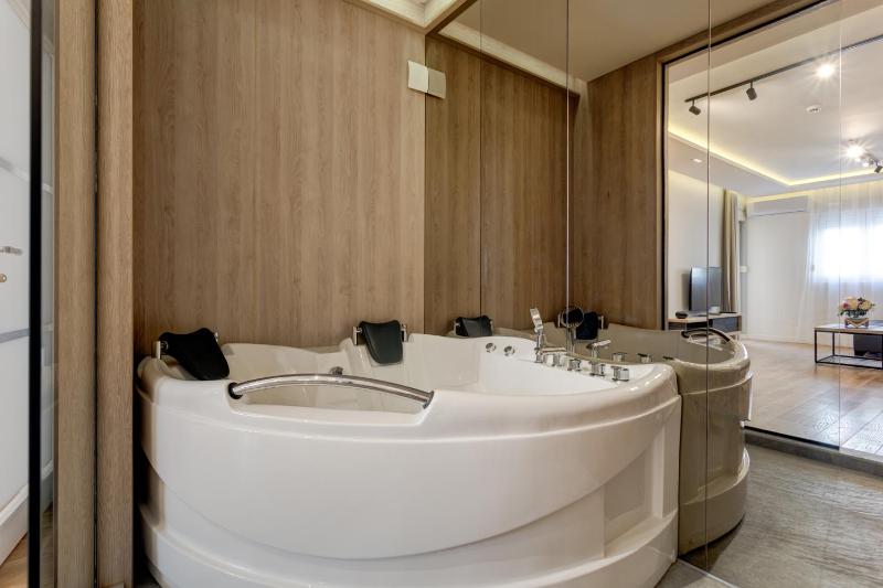 Queen Suite with Spa Bath image 2