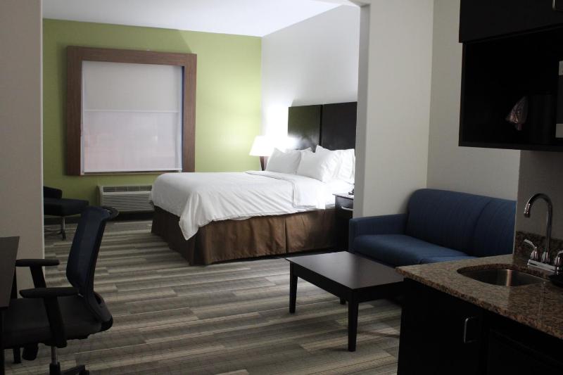 Standard King Room with Sofa Bed - Non-Smoking image 3