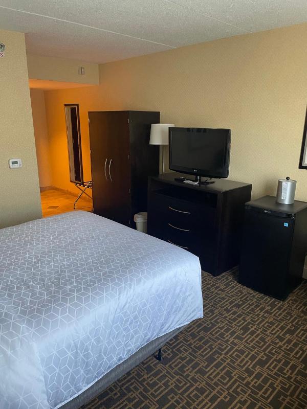 Queen Room with Roll in Shower - Hearing Accessible/Non-Smoking image 3