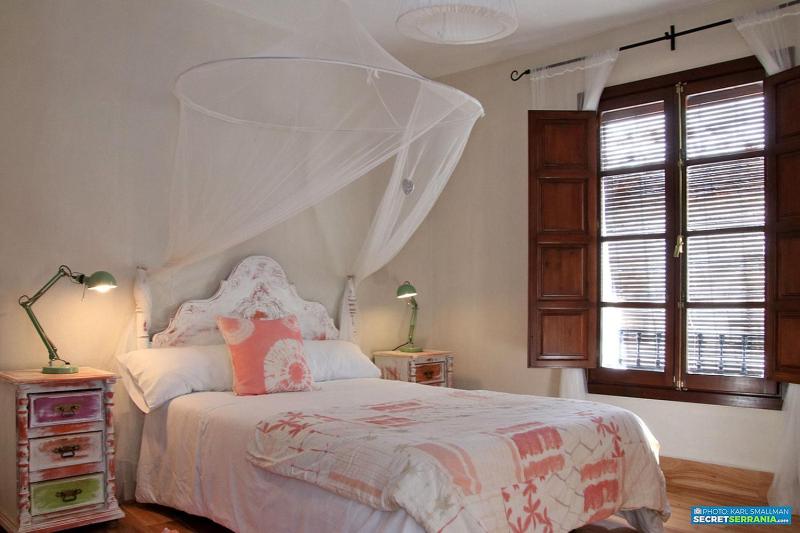 Twin Room image 4