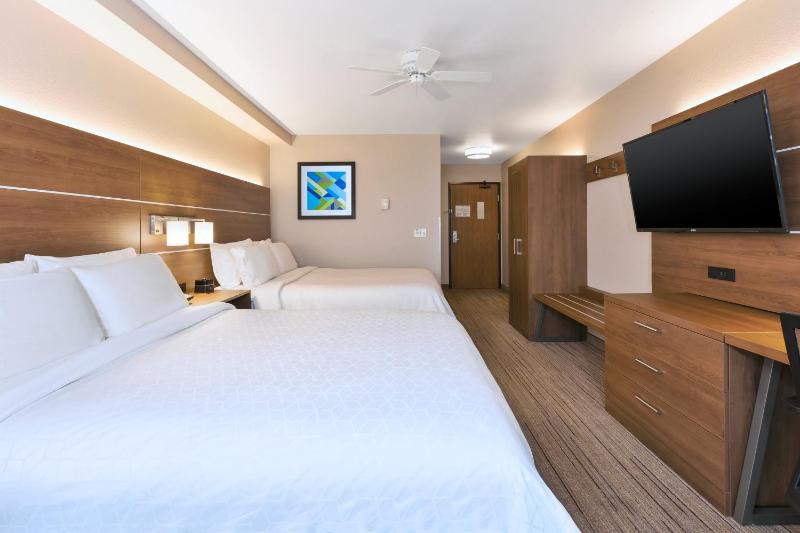 Standard Queen Room with Two Queen Beds and Valley View image 2
