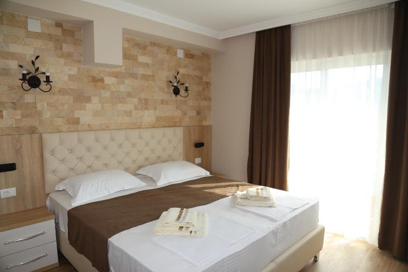 Deluxe Double or Twin Room with Balcony image 2