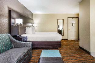 Queen Suite - Accessible/Non-Smoking image 2