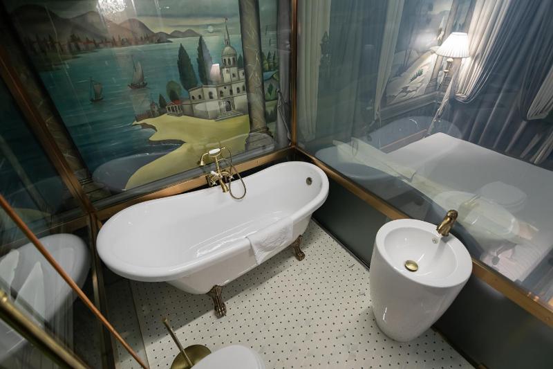 Superior King Room image 3