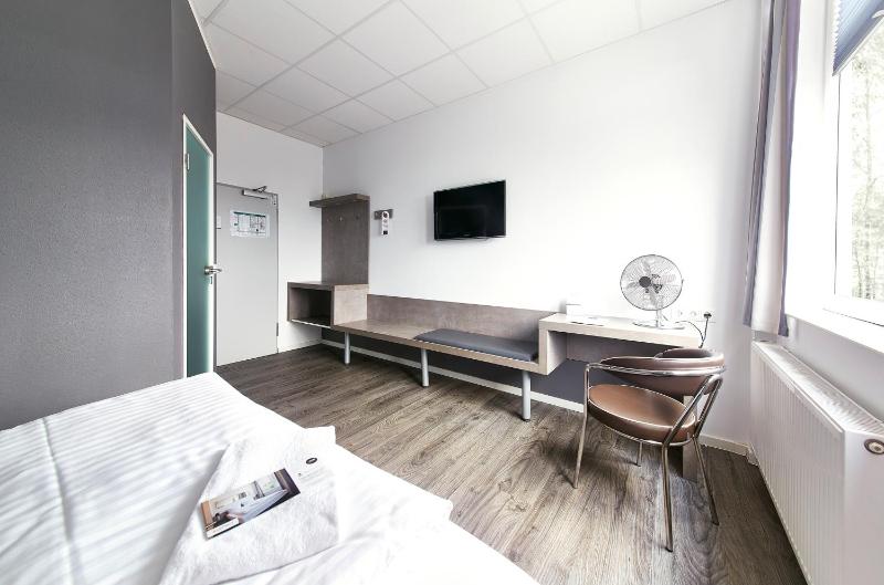 Double Room image 3