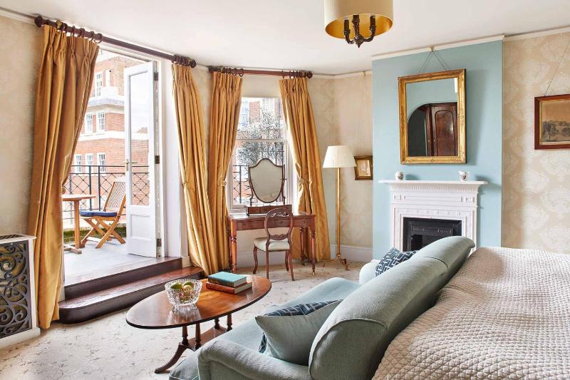 Superior Queen Room image 2