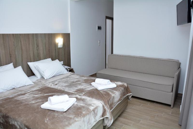 Deluxe Triple Room image 3
