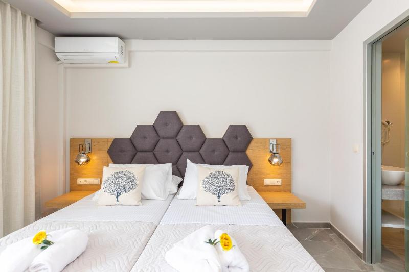 Deluxe Studio with Sea View image 3