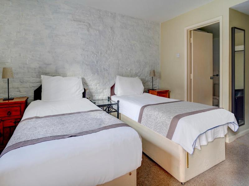 Standard Twin Room image 3