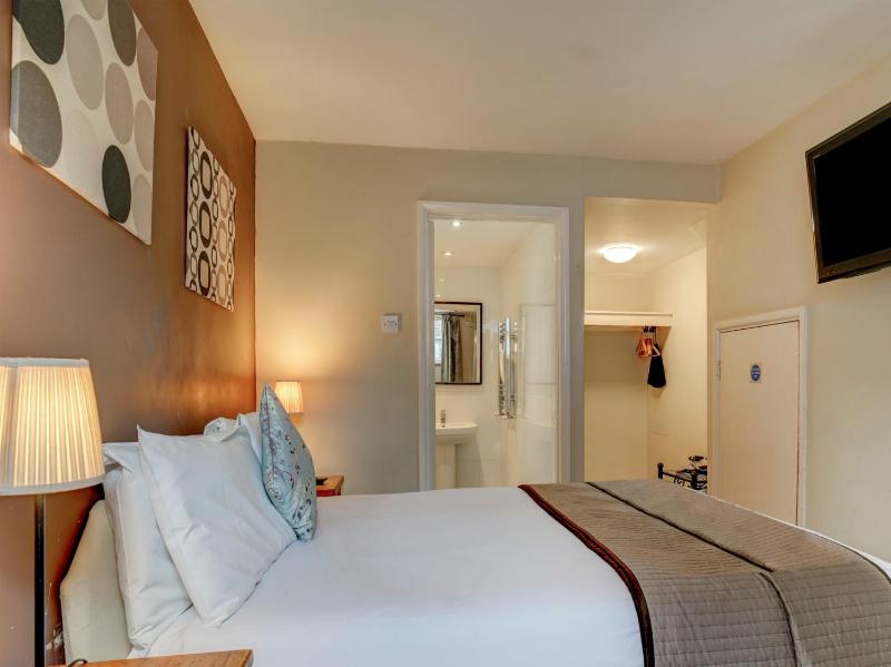 Standard Double Room image 3