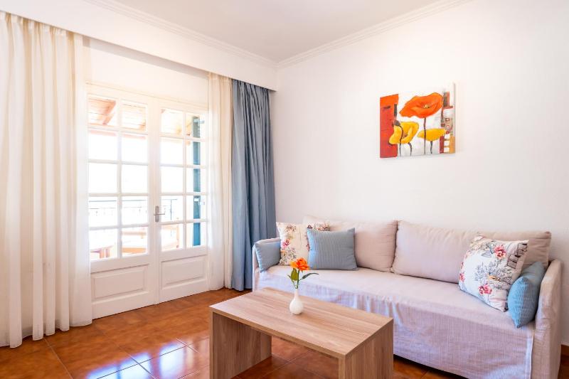 Deluxe Suite with Sea View image 3