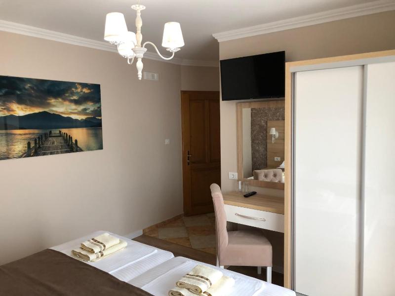 Deluxe Double or Twin Room with Balcony image 4