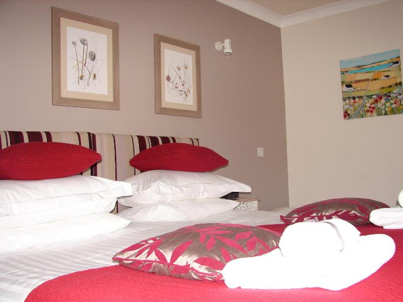 Twin Room image 2