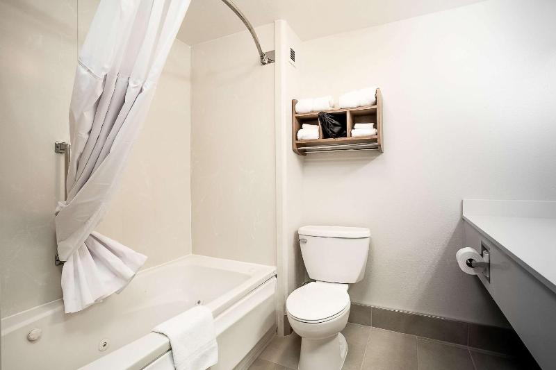 King Suite - Non-Smoking image 3