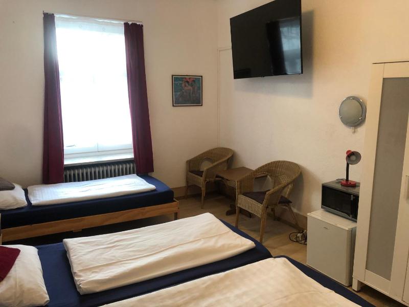 Standard Twin Room image 3