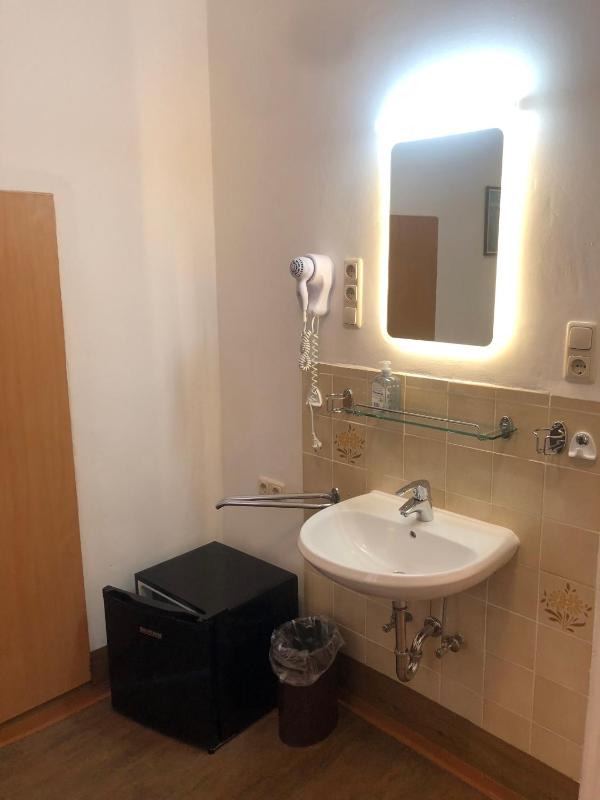 Twin Room with Shared Toilet and Shower image 4