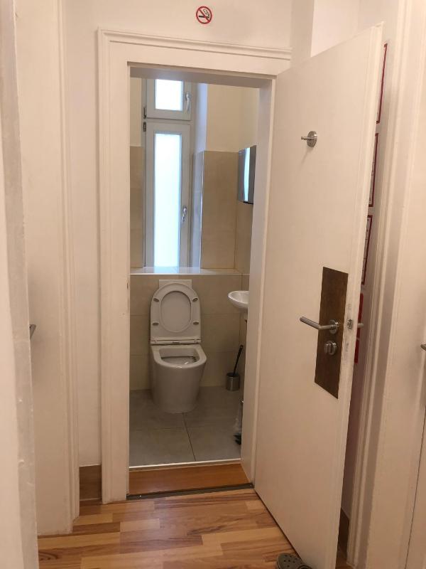 Twin Room with Shared Toilet and Shower image 3