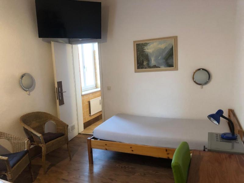 Twin Room with Shared Toilet image 3