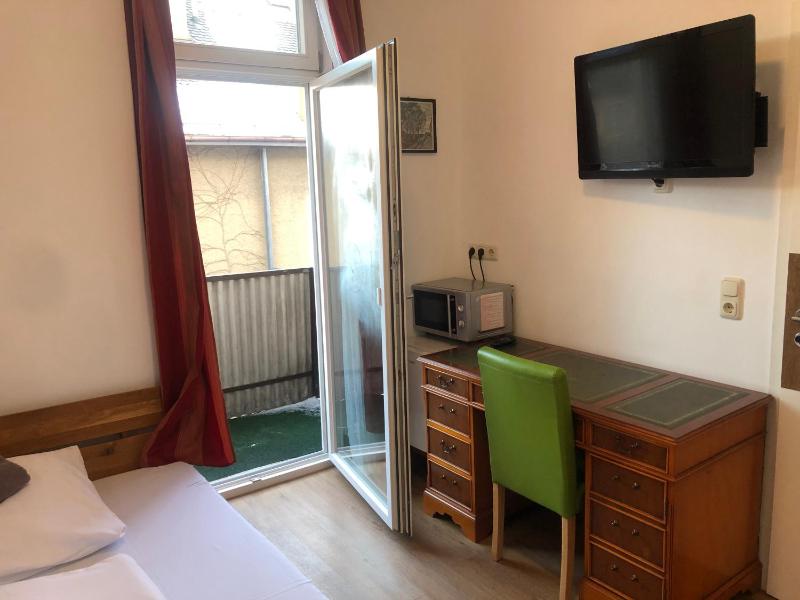 Single Room with Shared Toilet image 2