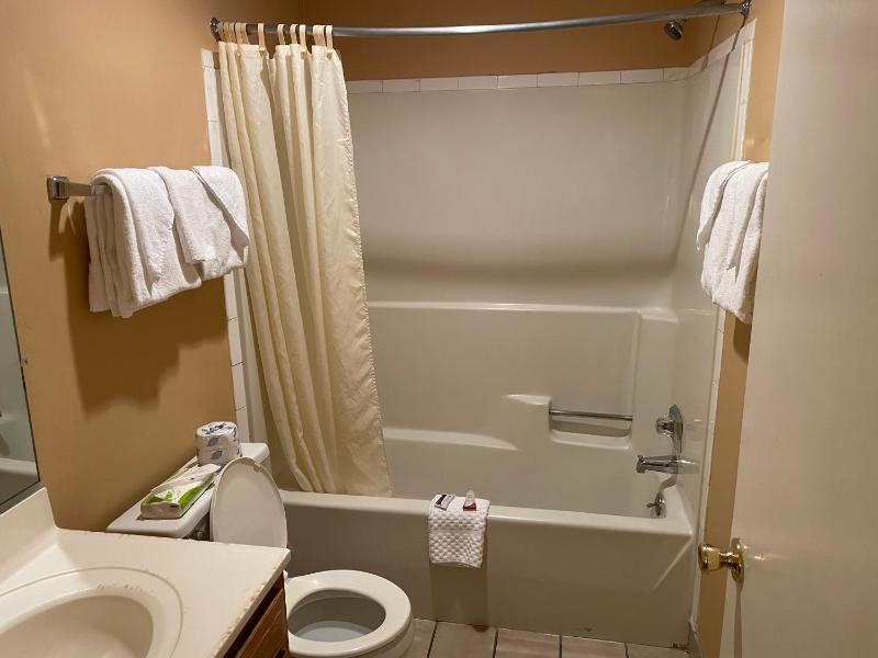 Standard Room with Two Double Beds - Smoking image 4