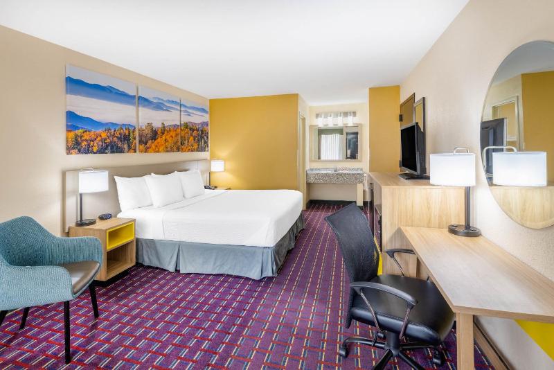 King Room - Non-Smoking image 3