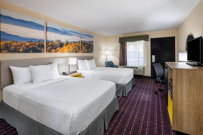 Double Room with Two Double Beds - Smoking image 2
