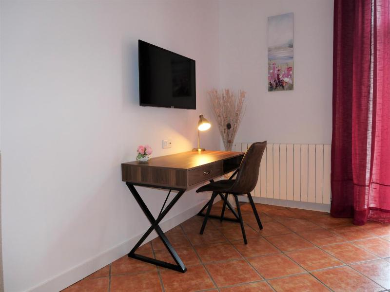 Double Room with Balcony image 4