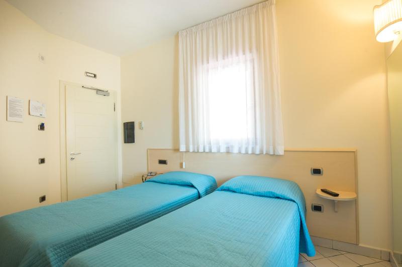 Economy Twin Room image 4