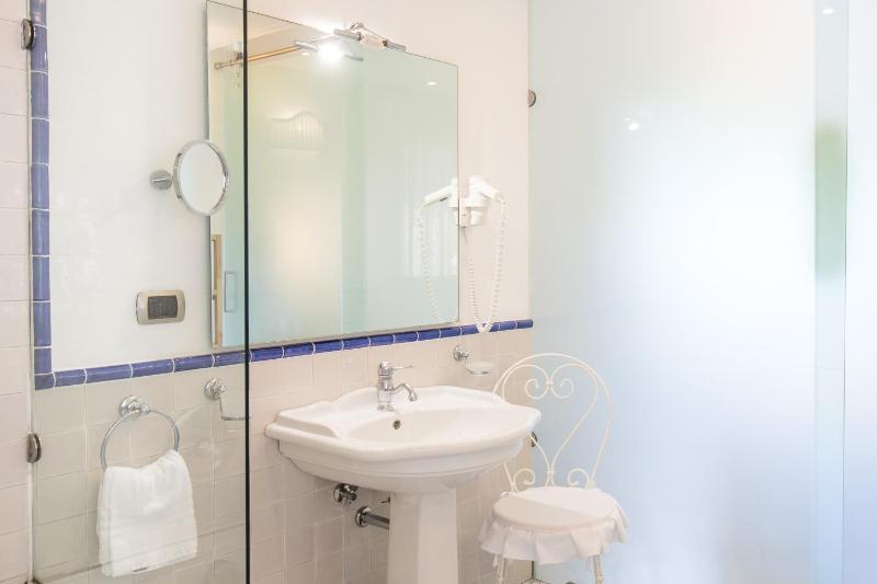 Triple Room with Garden View image 3