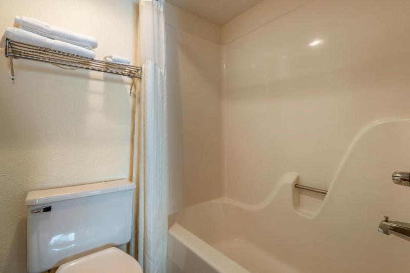 King Room - Non-Smoking image 3