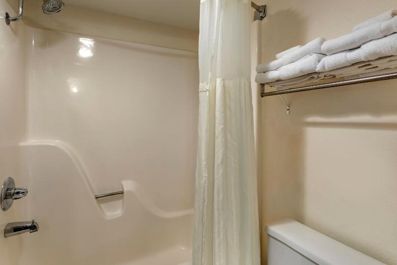 King Room with Whirlpool - Non-Smoking image 3