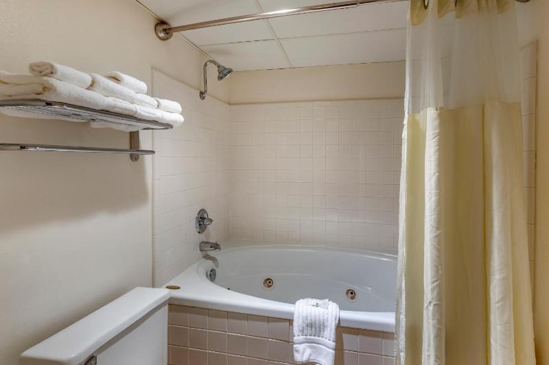 King Room with Whirlpool - Non-Smoking image 2