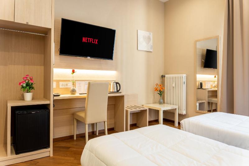 Twin Room image 2