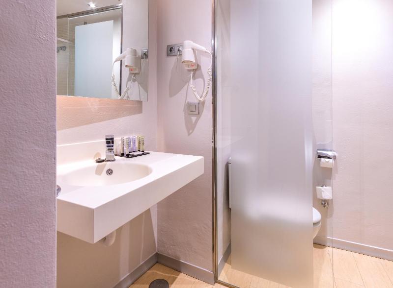 Double or Twin Room image 4